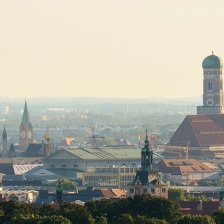 Panorama-Blick über die Stadt München, mit Ausblick auf die Münchner Frauenkirche.