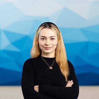 Mitarbeiterin Natalia schaut in die Kamera