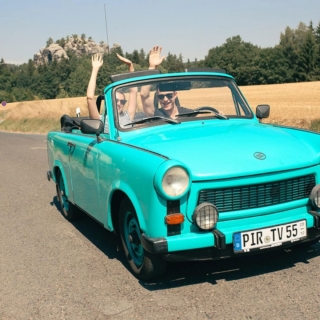 nostalgische-geschenke-fuer-eltern ein Paar fährt gemeinsam mit einem Trabant durch die Sächsische Schweiz