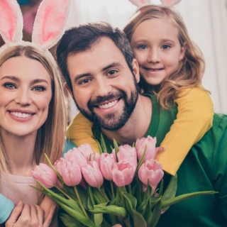 Ein Mann posiert für ein Osterfoto mit seiner Familie