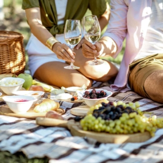 picknick-erlebnisse (2) Ein Paar genießt zusammen ein Picknick-Erlebnis auf einer Wiese
