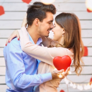 Ein Paar posiert zusammen für ein romantisches Fotoshooting zum Valentinstag