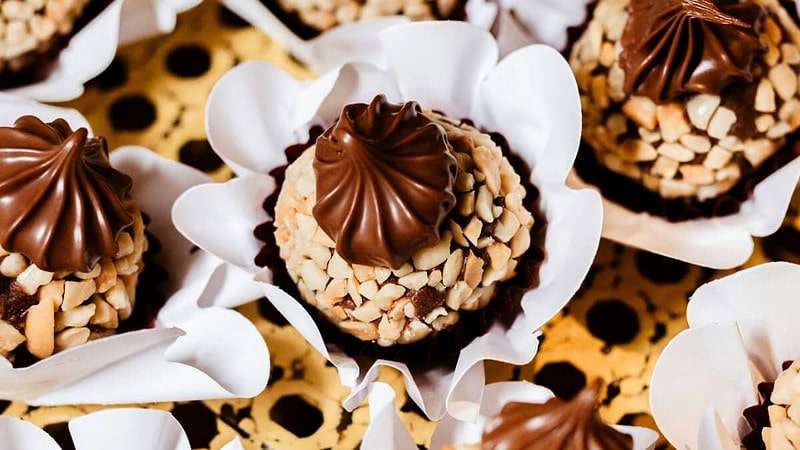 Nusspralinen mit Mousse au Chocolat obenauf