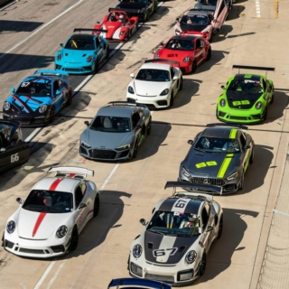 Sportwagen, die nebeneinander auf der Rennstrecke stehen