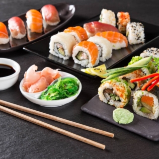 sushi-kochkurs-erlebnis eine ästhetisch ansprechende Komposition aus Sushi, Stäbchen, Soßen und anderen Beilagen