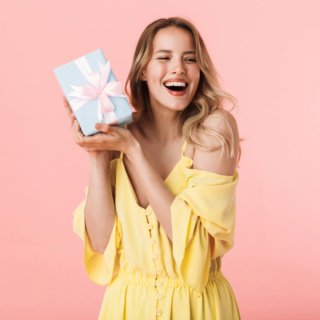 top-geschenke-dresden-frauen Eine Frau posiert mit einem Geschenk für ein Fotoshooting