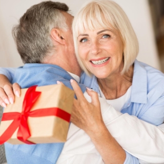 top-geschenke-dresden-oma-opa Oma und Opa freuen sich über ein Erlebnisgeschenk