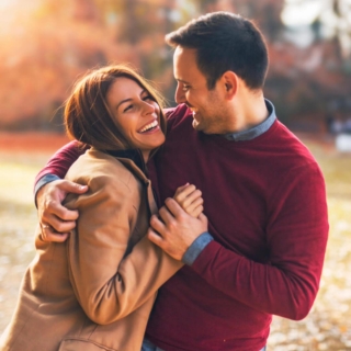 top-geschenke-dresden-paare Ein glückliches Paar beim Herbst-Fotoshooting