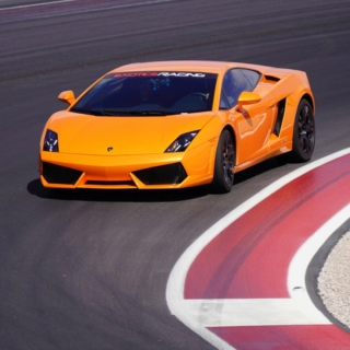 traumwagen-fahren-erlebnis (2) Ein Lamborghini fährt auf einer Rennstrecke