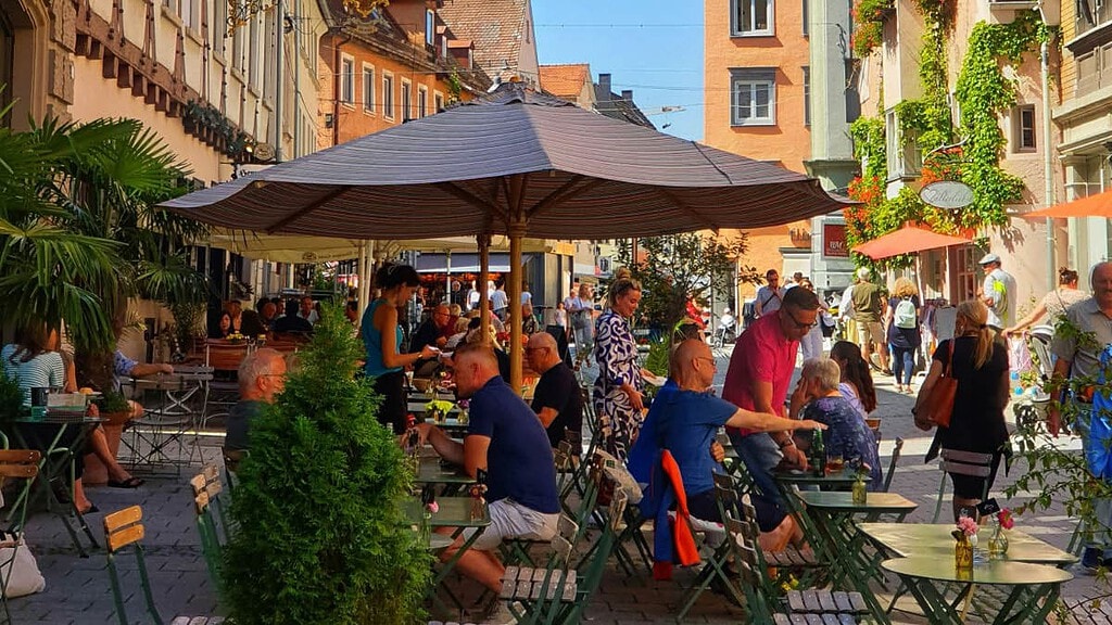 ulm_stadt_foto2.jpg Blick auf die Straßen und Restaurants in der Stadt Ulm