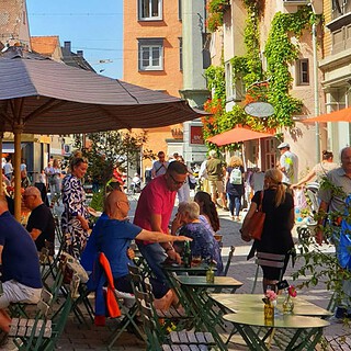 Blick auf die Straßen und Restaurants in der Stadt Ulm