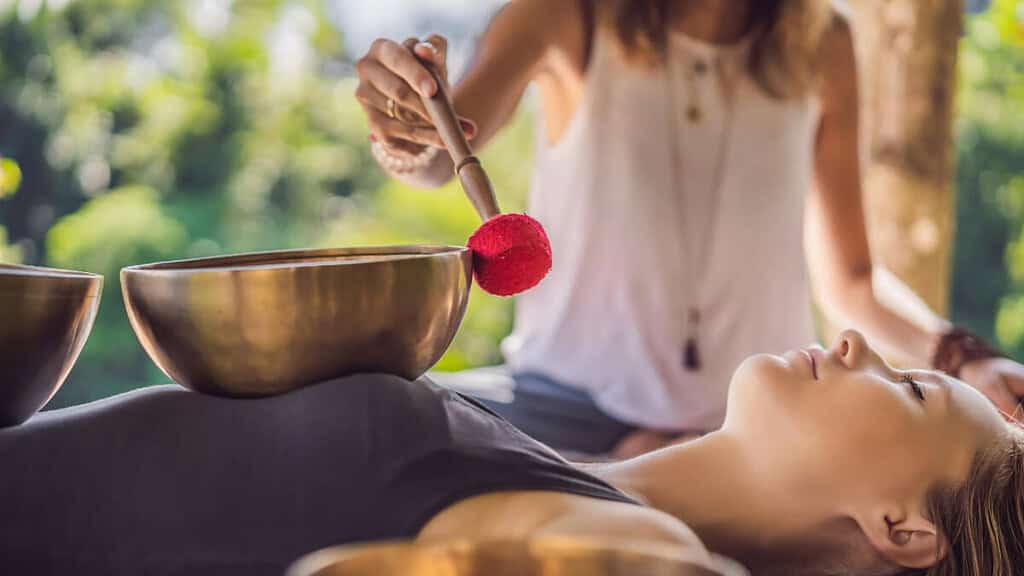 klangschalenmassage Eine Frau genießt eine Klangschalenmassage.