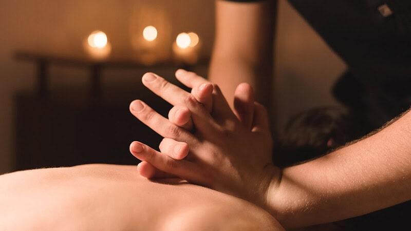 Ein Mann probiert verschiedene Handmassagetechniken aus