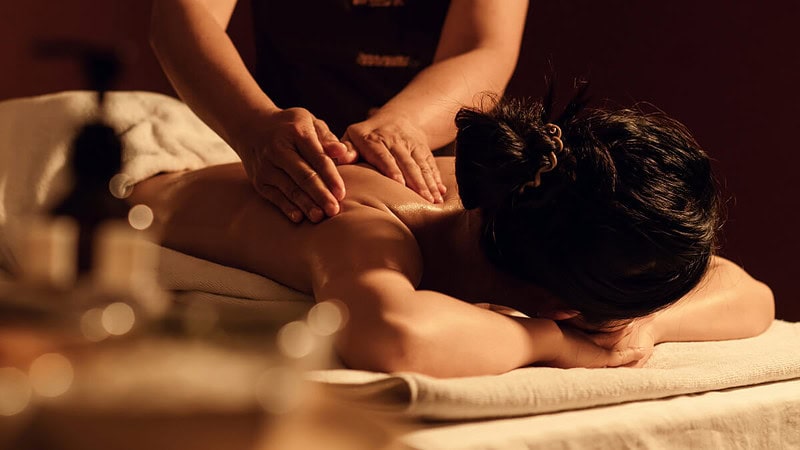 Eine Frau wird massiert während eines Massagekurses.