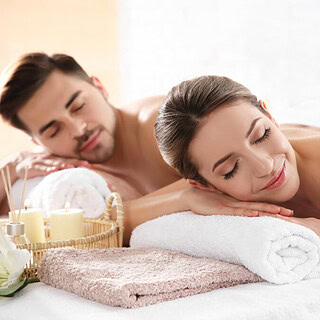 Ein Mann (links) und eine Frau (rechts) während eines Massagekurses für Paare