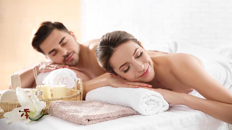 Ein Mann (links) und eine Frau (rechts) während eines Massagekurses für Paare