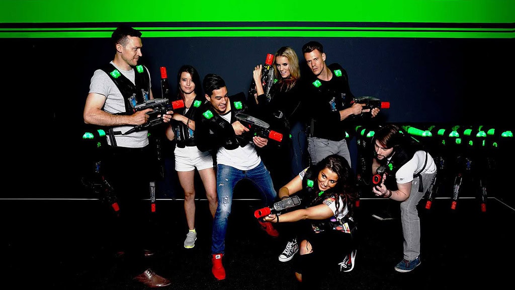 Lasertag Düsseldorf Gruppe Eine Gruppe junger Lasertag Spieler die mit Lasertag Gewehren Posen.