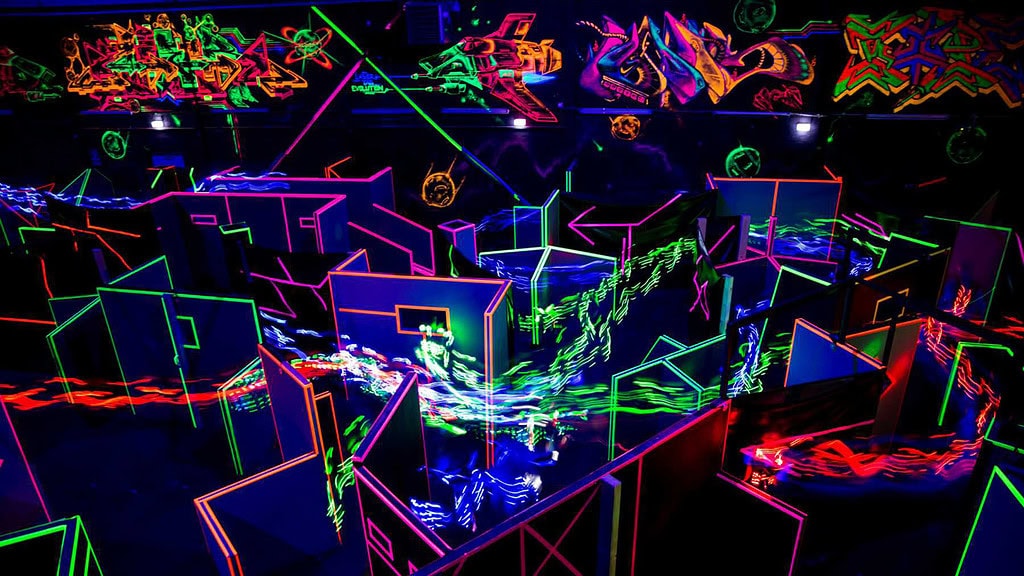 Lasertag Düsseldorf Spielfeld Ein Labyrinth aus Neon leuchtenden Wänden aus der Vogel Perspektive.