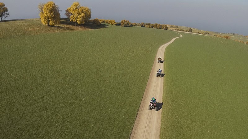 3 Quads in Kolonne auf Feldweg