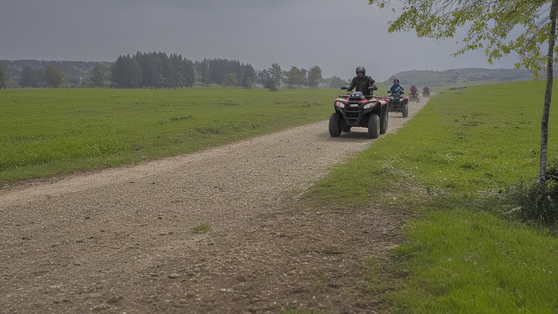 Mehrere Quadfahrer in Kolonne auf einem Feldweg