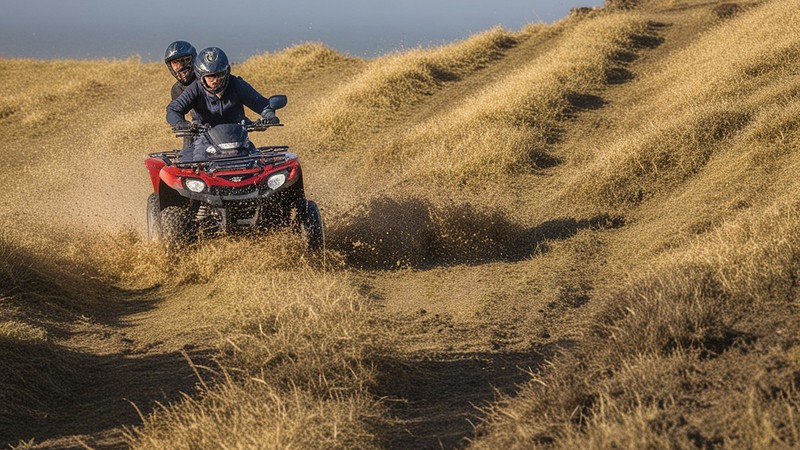Zwei Personen auf einem Quad Offroad