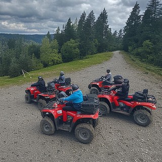 Quadtour-Breisgau-5 Personen 5 Quad-Fahrer machen eine Pause und genießen die Aussicht auf den Breisgau