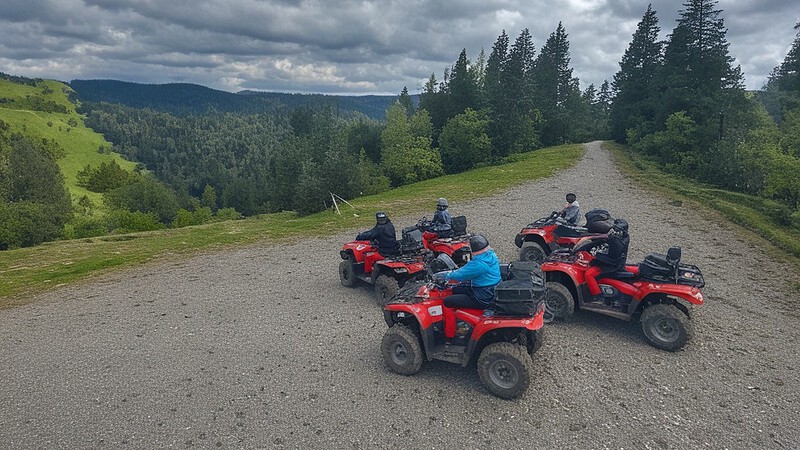 5 Quad-Fahrer machen eine Pause und genießen die Aussicht auf den Breisgau