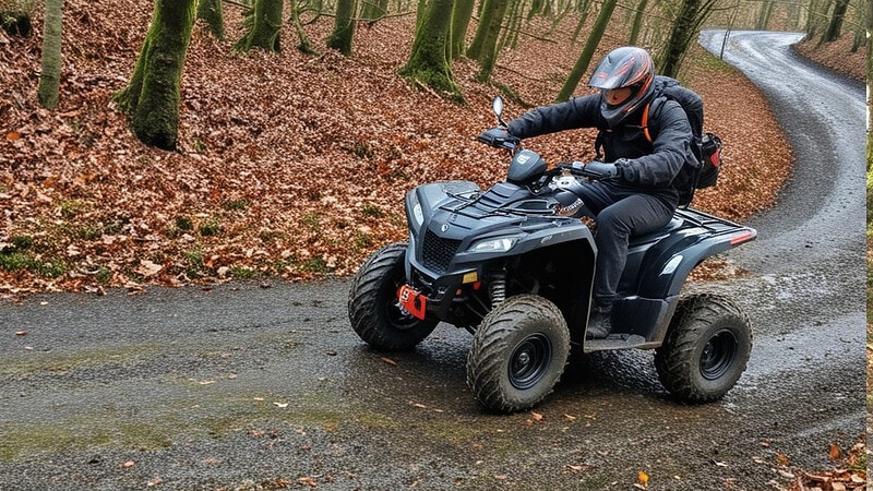 Ein Quad-Fahrer fährt eine Offroad Straße im Breisgau entlang