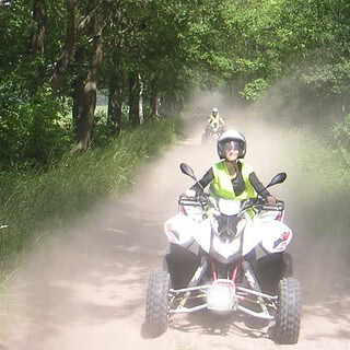Quadtour-Bremen-Kolonne mit Staubwolke Quadkolonne heizt über staubigen Feldweg