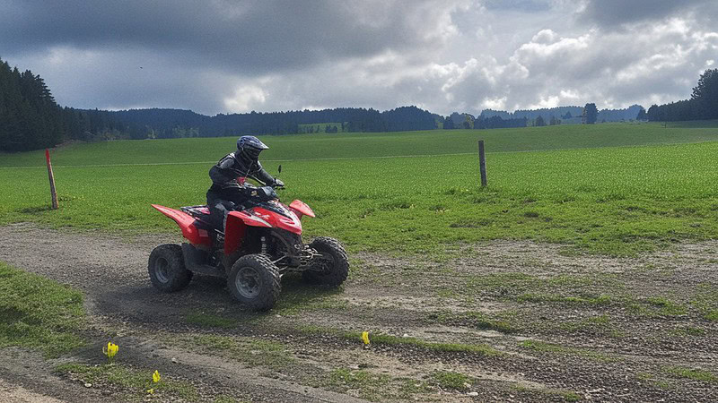 Fahrer heizt über Feldwege