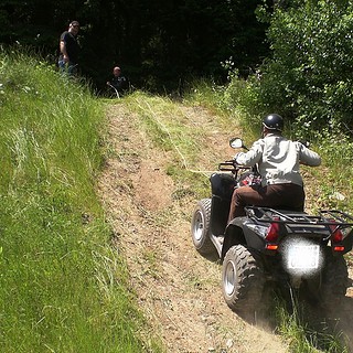 Quadtour-Kassel-Fahrt Bergauf Ein Quadfahrer fährt einen steilen Hang hoch