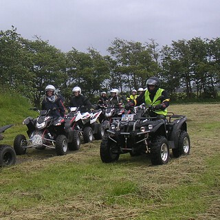 Quadtour-LueneburgerHeide-Gruppe auf Feldweg Quad-Gruppe auf einem Feldweg