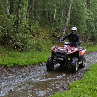 Quadtour-Memmingen-1-Quadfahrer-auf-Matschweg Quadfahrer auf Matschweg im Wald