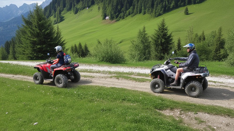 Zwei Quadfahrer im Gebirge auf einem Feldweg