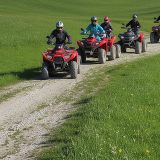 Quadtour-Memmingen-5-Quad-Fahrer-auf-Feldweg 5 Quad Fahre in Kolonne auf Feldweg