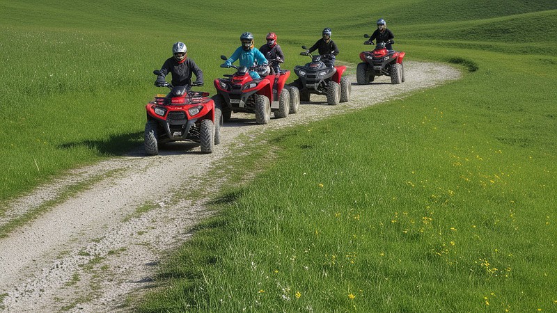 5 Quad Fahre in Kolonne auf Feldweg