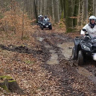 Quadtour-Neumarkt-durch-Matsch-im-Wald Eine Frau fährt mit ihrem Quad durch einen schlammigen Waldweg