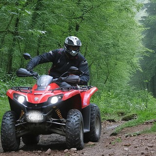 Quadtour-Nordeifel-zwei Fahrer Offroad Zwei Fahrer beim Offroad fahren mit roten Quads im Wald