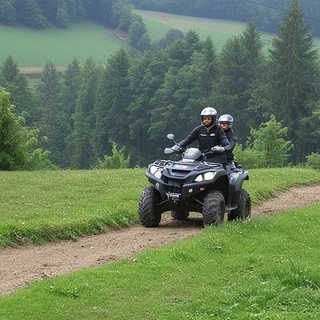 Quadtour-Nordeifel-zwei auf einem Quad auf der Wiese Zwei Personen zusammen auf einem Qaud fahren über den Feldweg