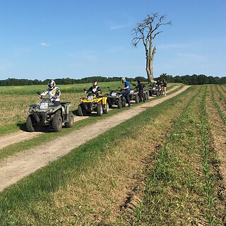 Quadtour-Parchim-8 Quads am Feldrand 8 Quads machen Pause am Feldrand