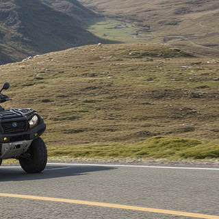 Quadtour-Singen-Frau-auf-Quad Eine Frau fährt mit dem Quad auf breiter Straße