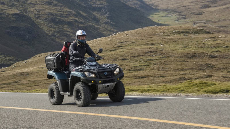 Eine Frau fährt mit dem Quad auf breiter Straße