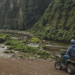 Quadtour-Singen-zwei-mit-Quads-am-Wasserfall Zwei Quadfahrer auf ihren Quads am Wasserfall