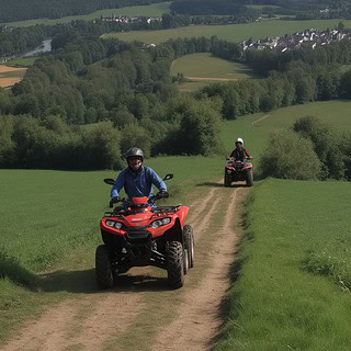 Quadtour-Trier-2 Quadfahrer erklimmen Berg Zwei Fahrer auf Bergigem Feldweg