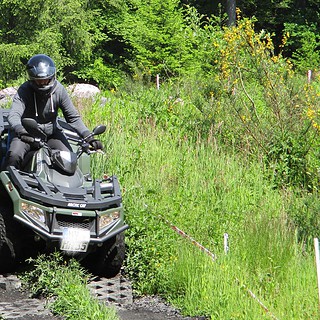 Quadtour-Vulkaneifel-Offroad Parkour Offroad Fahrer auf Steilem Hang Bergab