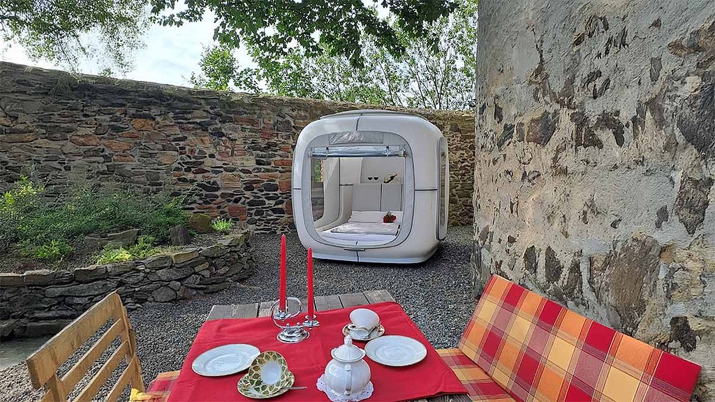 sleep-cube-burg-mit-tisch Ansicht des Sleep Cubes bei der Burg.