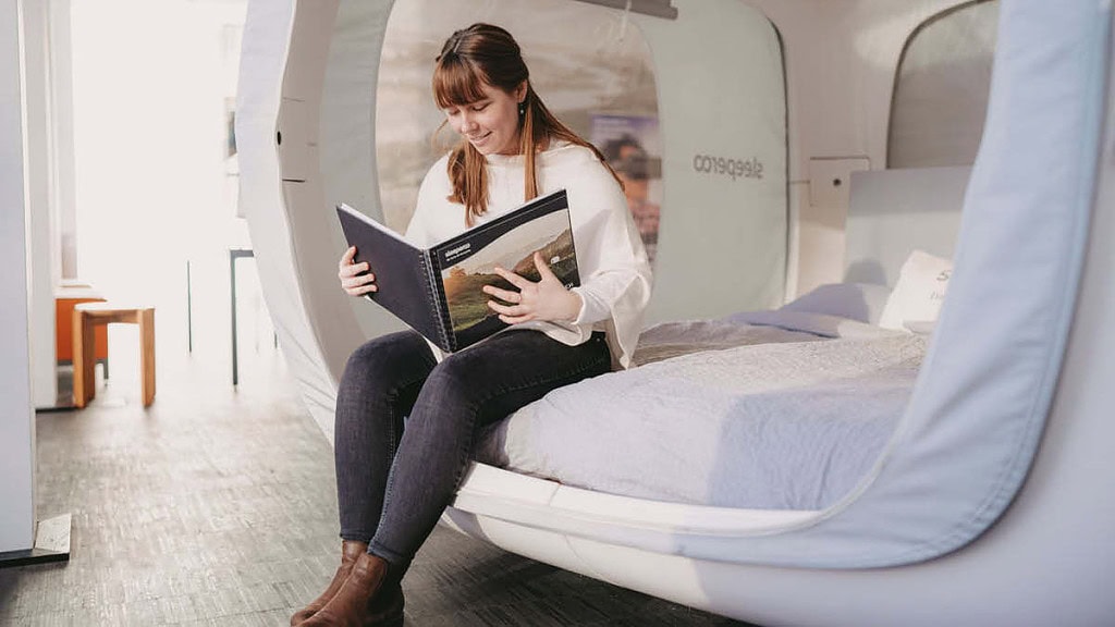 sleeperoo-museum lüneburg-Frau mit Buch Frau liest im Museum ein Buch - Sleep Cube Nachts im Museum