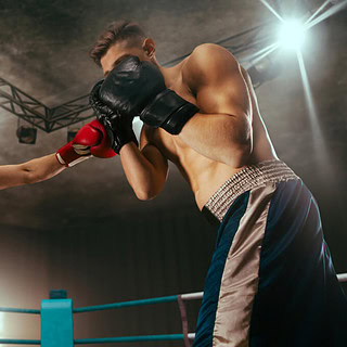Zwei Männer Boxen gegeneinander