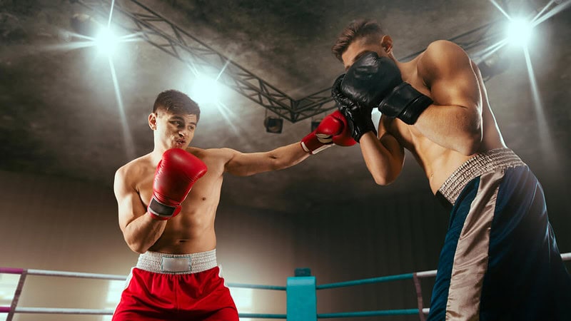 Zwei Männer Boxen gegeneinander