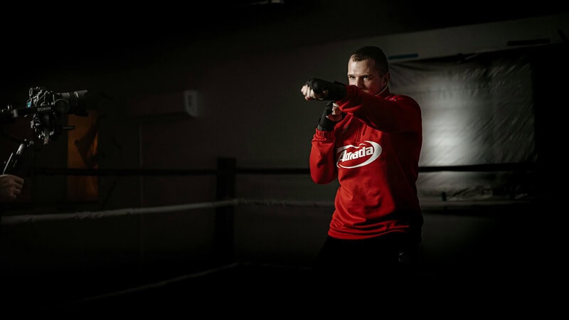 Ein Mann macht Schattenboxen - Boxbeweung